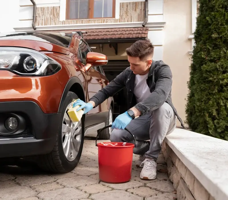 Lavage auto à domicile Saint-Médard-de-Mussidan : professionnel intervenant sur un véhicule